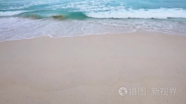 在沙滩的海浪