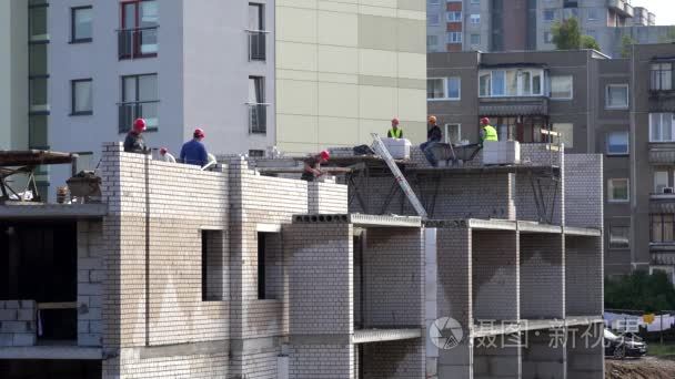 专业的施工工人队伍奠定墙面砖