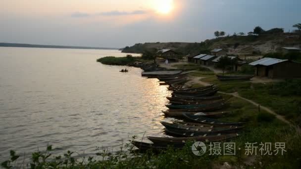 小船在夕阳下的海岸视频