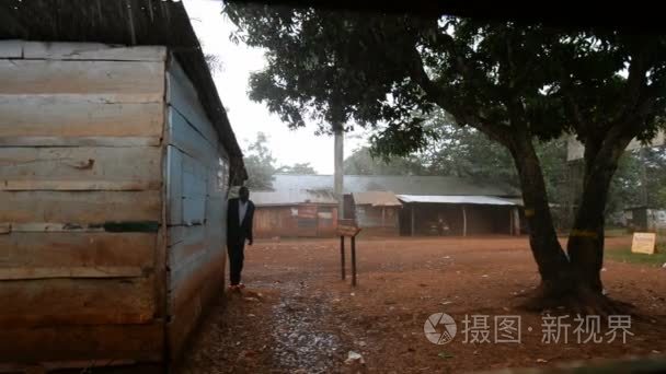 在雨中乌干达街景视频