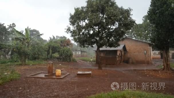 在雨中乌干达街景视频