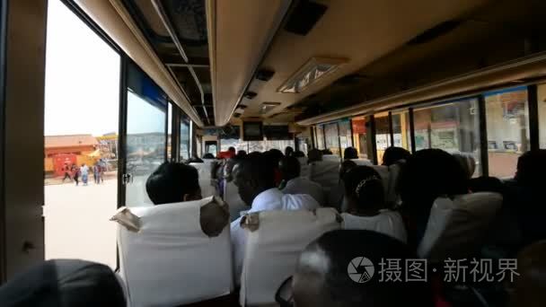 乘在坎帕拉当地公共汽车旅行视频