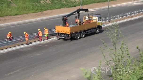 熟练工人男性山之间公路行车安全钢栅