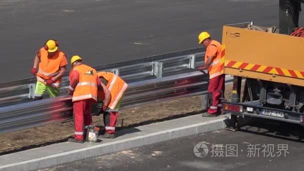 熟练工人男性旅安装之间高速公路道路行车的安全屏障