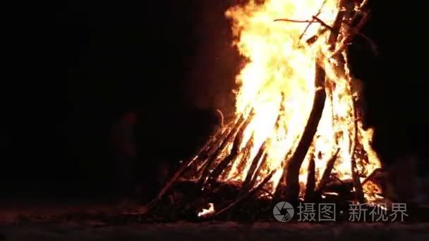 在夜晚的篝火晚会视频