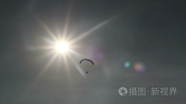 滑翔伞飞向太阳