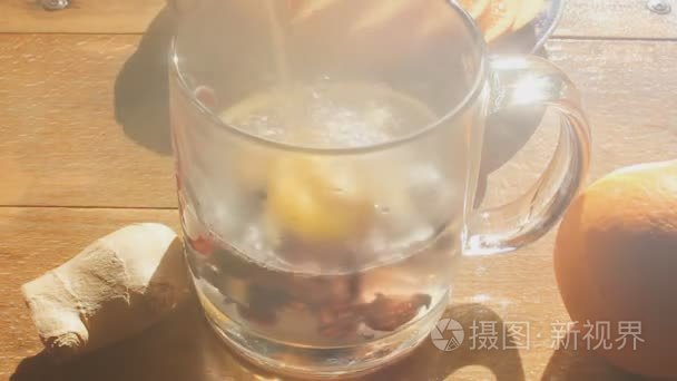 酿造水沸腾的凉茶视频