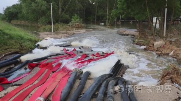 洪水过后的泵送水视频