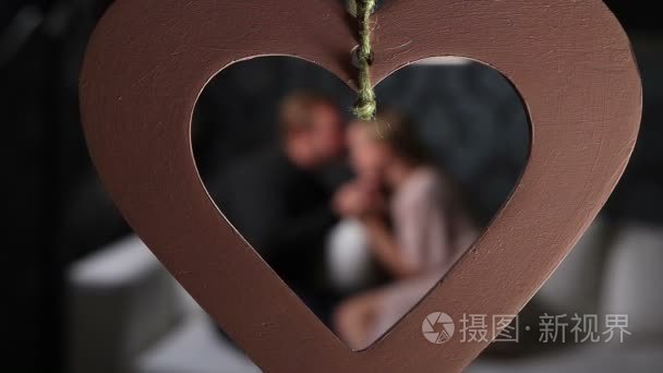 模糊的夫妇在情人节爱在沙发上视频