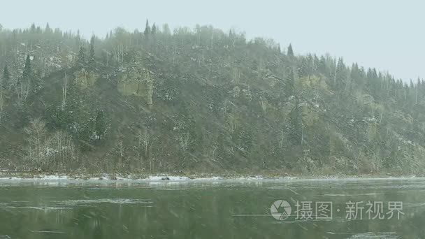 在秋天的树林中的第一场雪视频