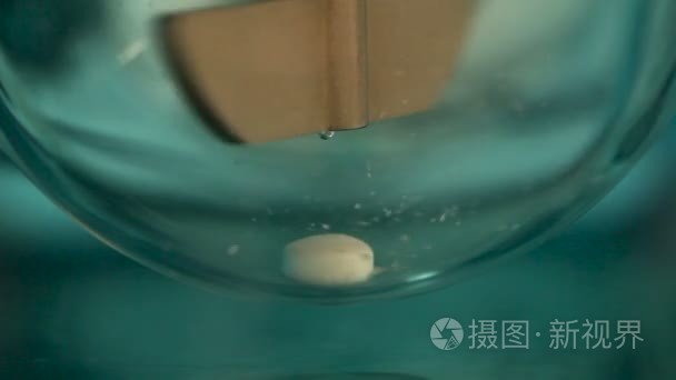 药物治疗丸溶出度试验在实验室视频