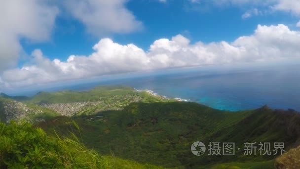 在郁郁葱葱的群山的云朵视频