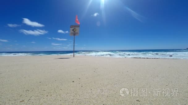 在夏威夷海滩冲浪高警告标志视频