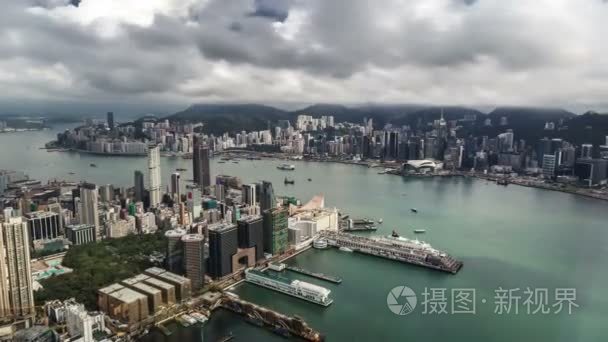 香港鸟瞰全景城市摩天大楼船与海。4 k 游戏中时光倒流-2016 年 8 月，香港