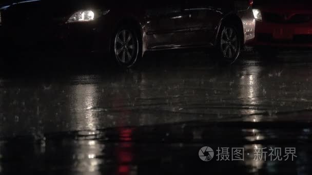 汽车交通在雨夜视频