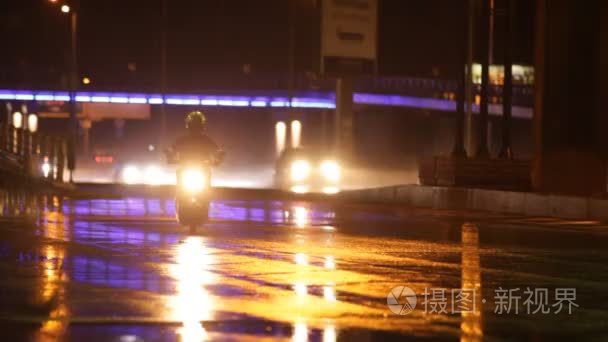 夜晚的城市道路上雨视频