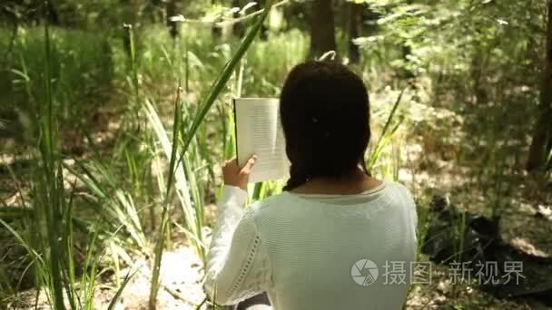 阅读在森林里的女孩视频