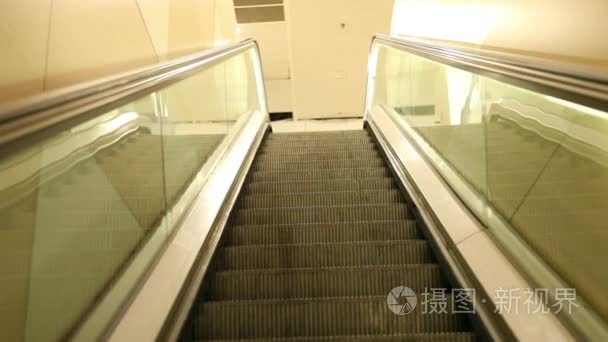 空的自动扶梯向上移动视频
