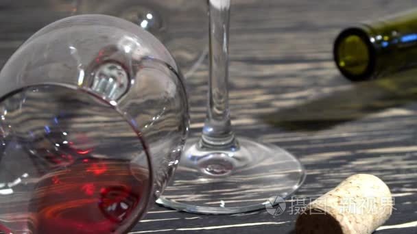 开瓶器、 软木、 瓶和玻璃的木制的桌子上的红酒