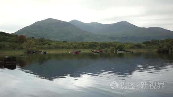 平静的湖面自然全景