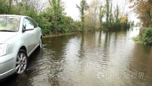 被水淹没的路上一辆车视频