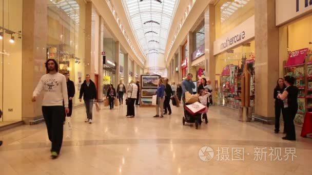 人们在圣诞节前购物的时间流逝视频