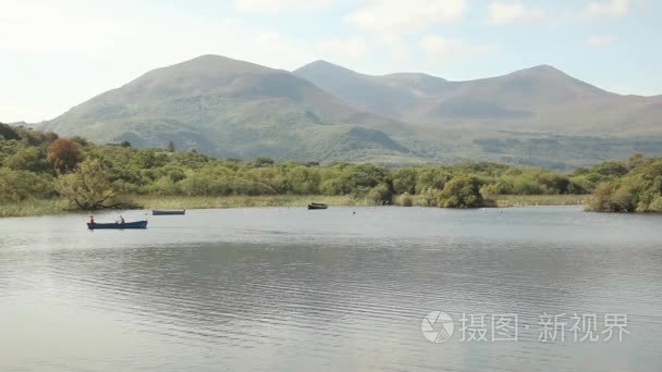 平静的湖面自然全景视频