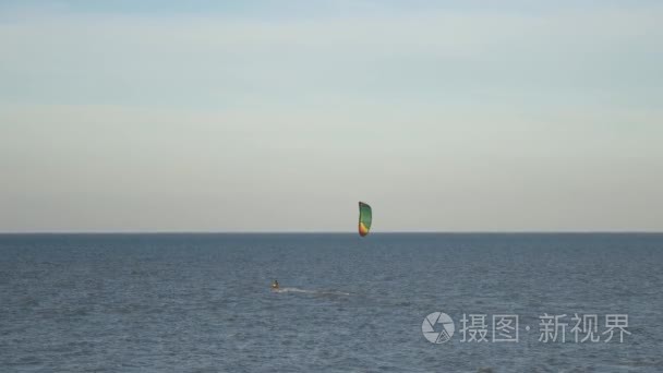 在平静的海面冲浪视频