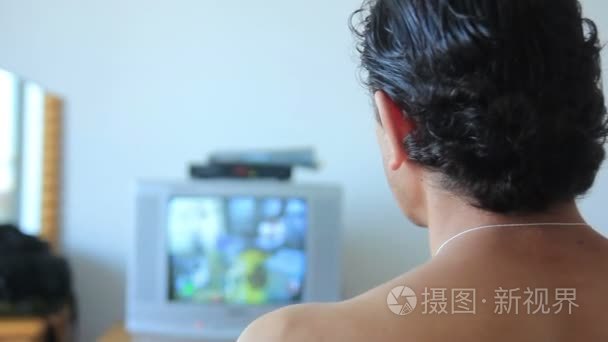 男人看电视在家中休息视频