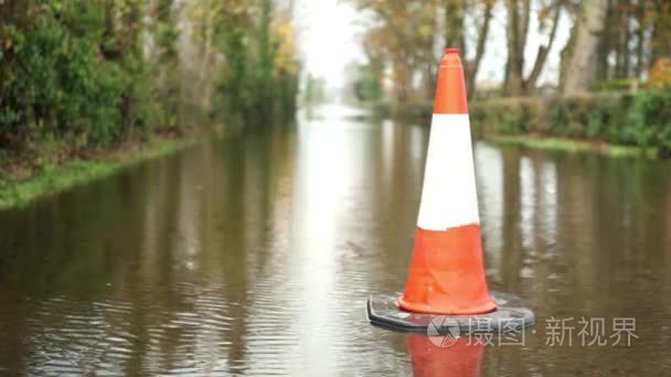 被水淹没的道路和交通锥视频