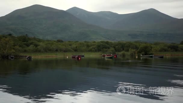 平静的湖面自然全景视频