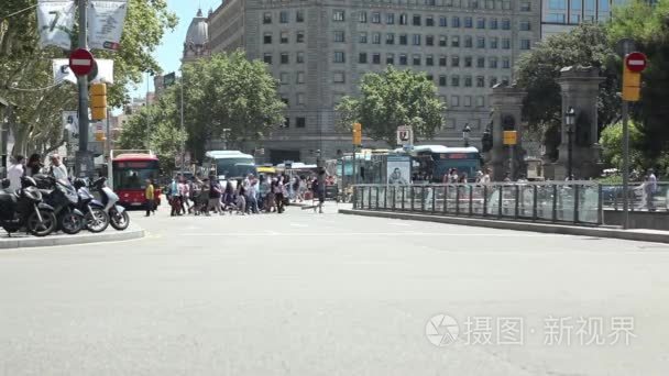 在外面寒冷天气里穿运动服的年轻夫妇。 男人用呼吸温暖女孩双手。视频