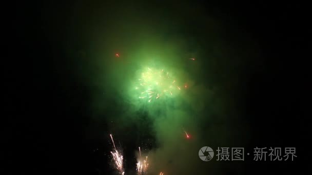 炫彩烟花在夜空中视频