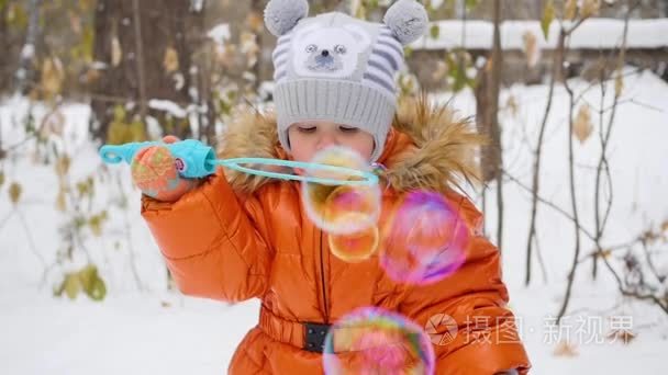 甜的小孩在公园里吹肥皂泡泡视频