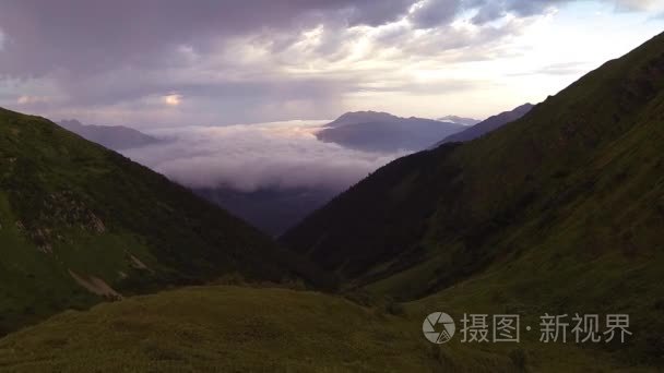 照相机飞过夏天山视频