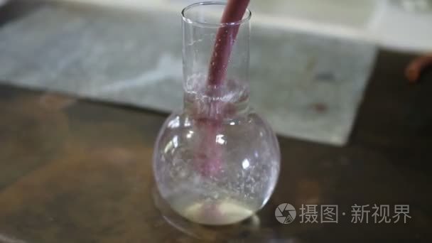 在化学实验烧瓶中的气泡视频