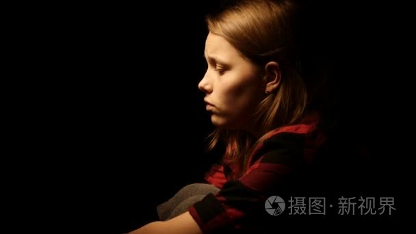 哭着悲伤的年轻女孩，在 depression1 中。4 k