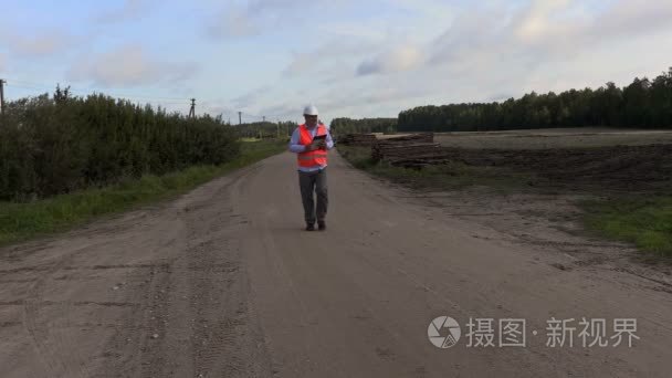 走路和在农村公路上写的工程师视频