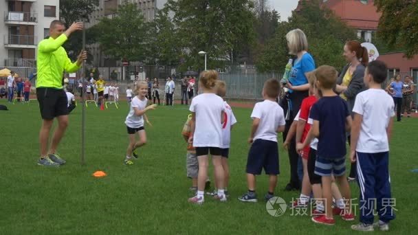 高个子男人向男孩解释如何做赢视频