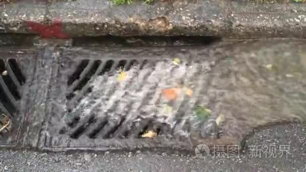 暴风雨流失街道排水沟视频