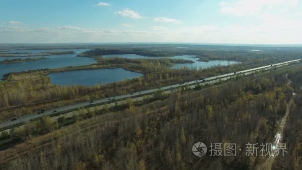 道路和人乘坐的汽车在高速公路上的航拍画面