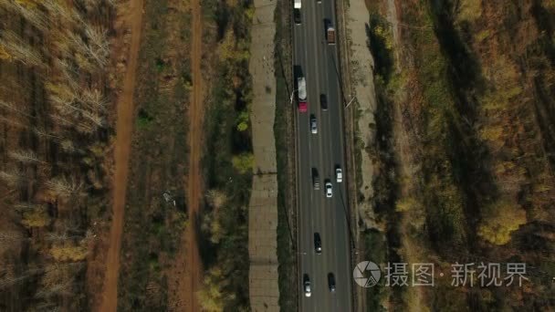 道路和人乘坐的汽车在高速公路上的航拍画面