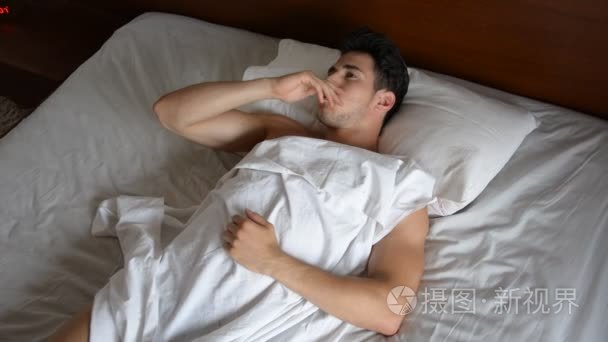 独自躺在床上光着膀子性感男模视频