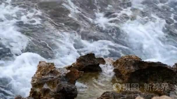 大海海浪岩石上视频