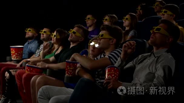年轻人们观看电影 3d 恐怖片