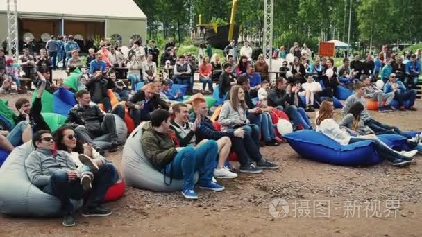 圣彼得堡 俄罗斯 14 年9 月6 日 两名男子躺在沙滩上的大沙包 夏天的节日 阳光灿烂的日子 起来 拍的手指mov格式视频下载 正版视频编号00vt8a 摄图新视界视频库
