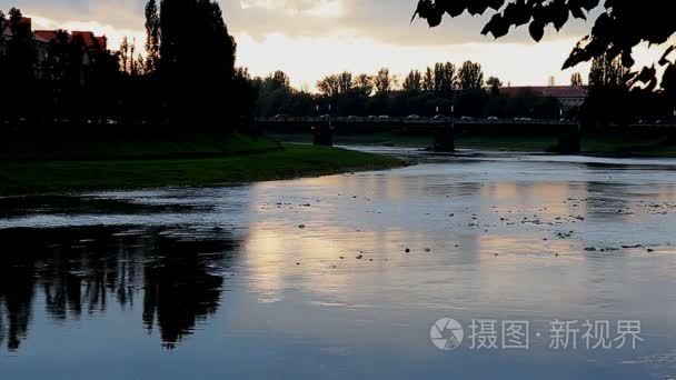 Uzhgorod 市，乌克兰西乌克兰乌兹河落日