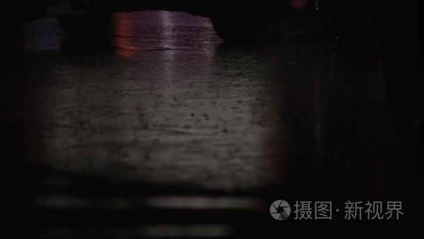 风雨路与骑着车的近视图视频