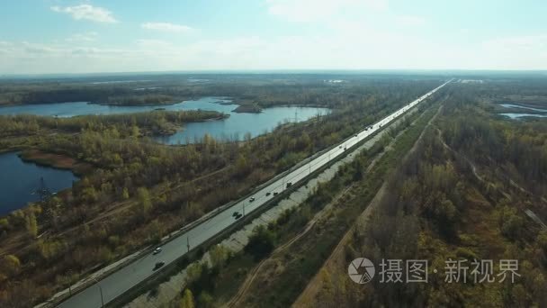 道路和人乘坐的汽车在高速公路上的航拍画面