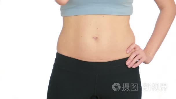 女人肥胖的肚子。超重和重量损耗的概念。吃青苹果
